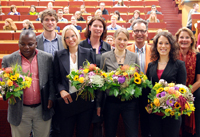 Julius Fobil, Benjamin Kuntz, Miriam Schmuhl, Dr. Martina Niemeyer, Judith Born, Prof. Dr. Alexander Krämer, Anett Bruckner und Dekanin Prof. Dr. Claudia Hornberg (v.l.) 