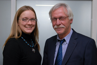 Der Vorsitzende der Absolventen-Netzwerkes Michael Daalmann begrüßt das neue Vorstandsmitglied Dr.Tatjana Zimenkova