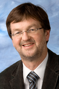 Bild: Rechtsanwalt Dr. Rainer Heß wird Honorarprofessor der Universität Bielefeld. Seit Mitte der 1990er Jahre bereitet er Studierende der Fakultät für Rechtswissenschaft auf das Berufsleben vor.