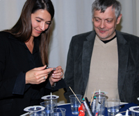 Ariane Derks, Geschäftsführerin „Deutschland – Land der Ideen“ und Prorektor Prof. Dr. Rolf König beim Experimentieren