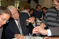 Auch Prof. em. Helmut Wenck nutze die Gelegenheit, die Versuche für die Kinder selbst auszuprobieren