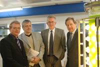 Bild: Im Licht eines Photobioreaktors im neuen BioEnergieTechnikum: Professor Dr. Olaf Kruse