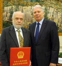 Bild: Der deutsche Botschafter Dr. Michael Schaefer (rechts) gehörte zu den ersten Gratulanten.
Foto: Deutsche Botschaft Peking
