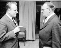Das Symposium in der Universität Bielefeld ist Helmut Schelsky (rechts) gewidmet. Auf dem Foto von 1967 unterhält er sich mit dem Philosophen Hermann Lübbe.