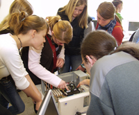 Bild: Mädchen entdecken das Innenleben eines Rechners im Hochschulrechenzentrum der Universi-tät (Archivfoto: Universität Bielefeld).  