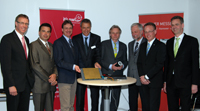Dr. Eberhard Niggemann (Weidmüller), Prof. Dr. Jürgen Jasperneite (Hochschule OWL; Fraunhofer Anwendungszentrum Industrial Automation), Prof. Dr.-Ing. Ulrich Rückert (CITEC, Universität Bielefeld), Rainer Dorau (Deutsche Messe AG), Herbert Weber (Geschäftsführer OstWestfalenLippe GmbH), Prof. Dr. Wilhelm Schäfer (Universität Paderborn/ Fraunhofer IPT Projektgruppe Entwurfstechnik Mechatronik), Holger Nußbeck (Vorstand OWL Maschinenbau e. V) und Michael Kohlem (Claas) (v.l.)