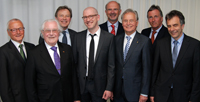 "Wachwechsel" bei der Universitätgesellschaft (v.l.): Jürgen Heinrich, Professor Helmut Steiner, Kanzler-Hans-Jürgen Simm, Habilitations-Preisträger Dr. Hendrik Vollmer, Herbert Vogel, Ortwin Goldbeck, Kuratoriumsvorsitzender Werner Efing und Rektor Prof. Dr.-Ing Gerhard Sagerer