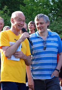 Bild: Prorektor Rolf König (rechts) zeichnete den ältesten Läufer