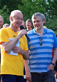 Prorektor Rolf König (rechts) zeichnete den ältesten Läufer, Finnbahn-Initiator Dietrich Kurz, aus.