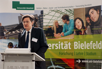Prof. Dr. Ingwer Paul (Direktor der BiSEd), begrüßte die Gäste in der Universität Bielefeld.