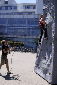 Klettermöglichkeiten bietet auch der diesjährige  Hochschulsporttag.Archivfoto: Universität Bielefeld 