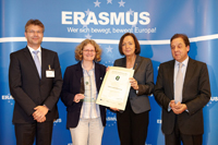 Die Überreichung der Urkunde und der Trophäe an Karin Kruse erfolgte durch: Professorin Dr. Margret Wintermantel (President of DAAD), Christian Sterz (Bundesministerium für Bildung und Forschung)and Xavier Prats Monné (Europäische Kommission) Foto: Michael Jordan