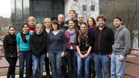 Das iGEM-Team der Universität Bielefeld 2012: Agatha Walla, Saskia Scheibler, Moritz Müller, Kevin Jarosch, Robert Braun, Miriam Fougeras (hinten v. l.); Malak Fawaz, Isabel Huber, Julia Voss, Nadine Legros, Julia Schirmacher, Derya Kirasi, Sebastian Wiebe, Hakan Geyik (vorne v. l.) und Gabriele Kleiner (nicht abgebildet).