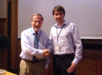 Bild: Während der Konferenz am Bodensee unterhielt sich Markus Meinert (rechts) mit dem US-amerikanischen Nobelpreisträger Douglas Osheroff. Foto: privat