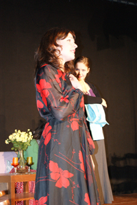 Helena Erlach (vorne) und Kerstin Böhmer zu sehen in der letzten Tennessee Williams' Auffüh-rung der English Drama Group: Rose Tattoo. Foto: Anna Schilling