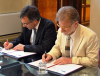 Bild: Der Bielefeld Rektor Prof. Dr.-Ing. Gerhard Sagerer und der Rektor der Universität Bologna Prof. Dr. Ivano Dionigi unterzeichneten das Kooperationsabkommen.