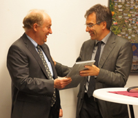 Rektor Prof. Dr.-Ing. Gerhard Sagerer überreichte dem scheidenden Hochschulrechenzentrumsleiter Bernd Nienaber zum Abschied den Bildband „Ebene Null“ des renommierten Bielefelder Fotografen Veit Mette. 