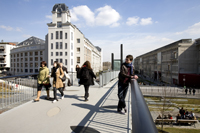 Bild: Eine Fußgängerbrücke führt über einen kleinen Park zum Hauptgebäude des neuen Campus der Universität Paris Diderot. Seit ihrer Renovierung im Jahr 2007 beherbergt die denkmalgeschützte ehemalige Mehlfabrik unter anderem die Universitätsbibliothek.
Foto: Hervé de Brus