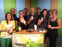 Bild: Das Campus TV Team feiert die Aufzeichnung der 75. Sendung im Campus TV Studio in der Universität Bielefeld.