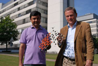 Bild: Ehsan Mughal (links) und Dietmar Kuck haben das Graphen-Riesenmolekül mit der Wölbung entwickelt. Foto: Universität Bielefeld