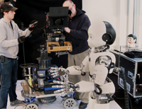 Eine kurze Filmscene mit dem Roboter iCub wird vorbereitet.