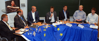 Podiumsdiskussion (v. l.) Hermann Trompeter, (Leiter Phoenix Contact College, Phoenix Conatct Blomberg), Prof. Dr.-Ing. Wilfried Rostek (Leiter Forschung&Entwicklung, BENTELER Automobiltechnik GmbH), Andreas Bügers (Global Director Metal Industries itelligence AG, Bielefeld), Moderator Marcus Werner (WDR, Studio Bielefeld), Prof. Dr. Carsten Doerfert (Studiengangsleiter Wirtschaftsrecht am Fachbereich Wirtschaft und Gesundheit, Lehreinheit Wirtschaft, FH Bielefeld), Torben Kühne , Outgoer, (FH Bielefeld) und Nicolas Crepin, Absolvent, Frankreich, arvato AG (FH Bielefeld).