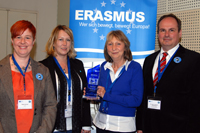 Beate Körner (DAAD) überreicht die Erasmusauszeichnung an Sandra Schoeß  und Barbara Lawatzki (FH Bielefeld) sowie an Dr. Thomas Lüttenberg (Universität Bielefeld).