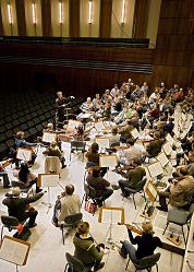 Am Montag, dem 8. Oktober um 19 Uhr spielen die Bielefelder Philharmoniker zur Semestereröffnung in der Universität.Foto: Phil Mahler