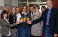 Organisatoren, Hochschulleitung und erfolgreiche Dozentinnen und Dozenten (v.l.): Katrin Velten, Professorin Dr. Susanne Miller, Vanessa Friske, Dr. Petra Weiß, Stephanie Müller, Dr. Kerrin Riewerts, Rektor Professor Dr.-Ing. Gerhard Sagerer, Julia Sacher, Prorektorin Professorin Dr. Claudia Riemer und Carl Borgstedt. 