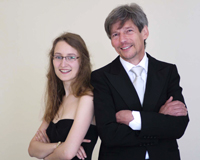 Mit Arien von Verdi und Puccini werben die Sopranistin Lara Venghaus und Michael Hoyer, Leiter des Bielefelder Hochschulorchesters, um Spenden für die „Zauberflöte“-Aufführung des Hochschulorchesters der Universität Bielefeld.