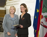 Bild: Ministerpräsidentin Hannelore Kraft ehrte Professorin Dr. Gisela Lück mit dem Bundesverdienstkreuz. Foto: modusphoto