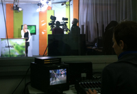 Blick aus dem Regieraum ins Fernsehstudio der Universität Bielefeld