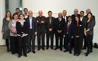 Bild: Das Team des International Center for Violence Research des IKG der Universität Bielefeld mit Kooperationspartnern der Universität des Punjab (Pakistan) sowie Prof. Dr. Gerhard Sagerer