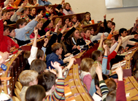 Bild: Zum zehnten Mal können Kinder in der Universität Bielefeld Vorlesungen besuchen.