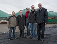 Ortstermin der Bielefelder Forscher auf dem Gelände einer Bielefelder Biogasanlage (v.l.): Dr. Andreas Schlüter, Prof. Dr. Jens Stoye, Dr. Alexander Goesmann, Dr. Alexander Sczyrba und Prof. Dr. Alfred Pühler. Foto: Björn Fischer