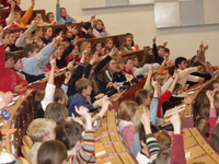 Bild: Neugierige Fragen sind willkommen bei der Kinder-Uni der Universität Bielefeld.