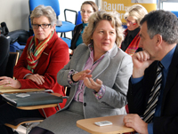 Von links: Kristina Ising (SchülerInnen-Büro), Dr. Andrea Frank (Servicebereich „Beratung für Studium, Lehre und Karriere“), Wissenschaftsministerin Svenja Schulze und Rektor Dr.-Ing. Gerhard Sagerer.