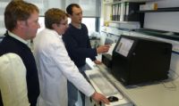 Kleingerät für die DNA-Analyse: Dr. Jörn Kalinowski, Andreas Albersmeier und Sebastian Jünemann (von links) haben zusammen mit Kollegen Maschinen für Gen-Entschlüsselung verglichen. Foto: Universität Bielefeld