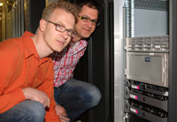 Professor Dr. Jens Stoye (links) und Dr. Alexander Goesmann vom Centrum für Biotechnologie (CeBiTec) haben jetzt den Server mit den Daten des menschlichen Genoms in Betrieb genommen. 