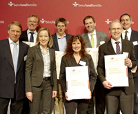 Gemeinsam mit anderen Hochschulvertretern erhielt Kristin Unnold (vorn 2.v.r.), Dezernat III, die Zertifikats-Urkunde aus den Händen von Familienministerin Kristina Schröder. Foto: berufundfamilie gGmbH
