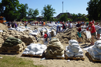 Freiwillige Helfer füllten die Sandsäcke am zentralen Platz. Von dort wurden sie von den Katastrophenhelfern zu den Einsatzstellen transportiert.