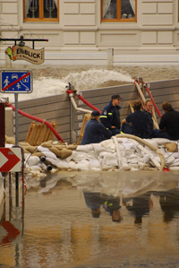 Das Hochwasser stand über den Köpfen der Katastrophenhelfer, die versuchten die Wassermassen aufzuhalten. 