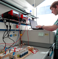 The Bielefeld students produce electricity by using a self-made bio-battery. Besides their normal studies the team members, including Matthias Ruwe, extensive data to develop the project. Photo: iGEM team 2013