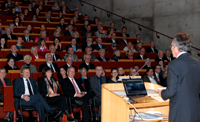 Rektor Prof. Dr.-Ing. Gerhard Sagerer gab den 700 Gästen einen Einblick in die Entwicklung der Universität.