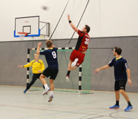 Das Publikum konnte sich über viele Tore und einige handballerische Tricks freuen, wie hier einen „Kempa“ durch Jens Schöngarth TuS N-Lübbecke, der den Ball im Sprung fing und sogleich ein Tor erzielte. Foto: Universität Bielefeld.