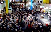 Bild: Über 3.000 Personen feierten 2012 die Absolventinnen und Absolventen der Universität Bielefeld.