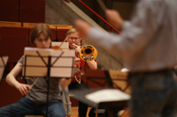 Bild: Das Universitätsorchester gibt gemeinsam mit befreundeten Musikern ein Kammerkonzert im Audimax der Universität Bielefeld. 