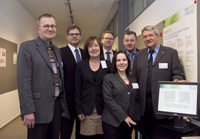 Prof. Dr. Martin Egelhaaf (Universität Bielefeld), Dr. Christoph von der Heiden (Industrie- und Handelskammer), Präsidentin der FH Bielefeld Prof. Dr. Beate Rennen-Allhoff, Prof. Dr. Axel Schneider (FH Bielefeld), MoRitS-Geschäftsführerin Bettina Krammer, Bürgermeister Detlef Helling und Prof. Dr. Andreas Hütten (Universität Bielefeld) (v.l.).Foto: Maxi Krähling