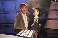 Bild: In der TV-Sendung „Quarks & Co“ ist der Roboterkopf Flobi an der Seite von Moderator Ranga Yogeshwar zu sehen. Foto: WDR