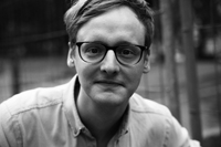 Florian Kessler liest bei der Lesenacht der Universität Bielefeld aus seinem Buch „Mut Bürger: Die Kunst des neuen Demonstrierens“. Foto: Florian Kessler